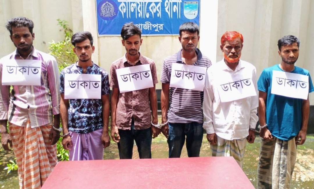 গাজীপুরের কালিয়াকৈরে পৃথক অভিযানে দেশীয় অস্ত্রসহ ১১ জন ডাকাত গ্রেফতার