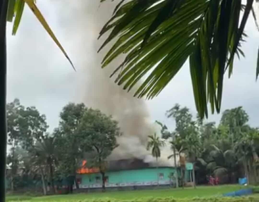 ভূরুঙ্গামারীতে আগুনে বসতবাড়ি পুড়ে ছাই,আগুন থেকে রক্ষা করতে পারলেন না কোন কিছু।