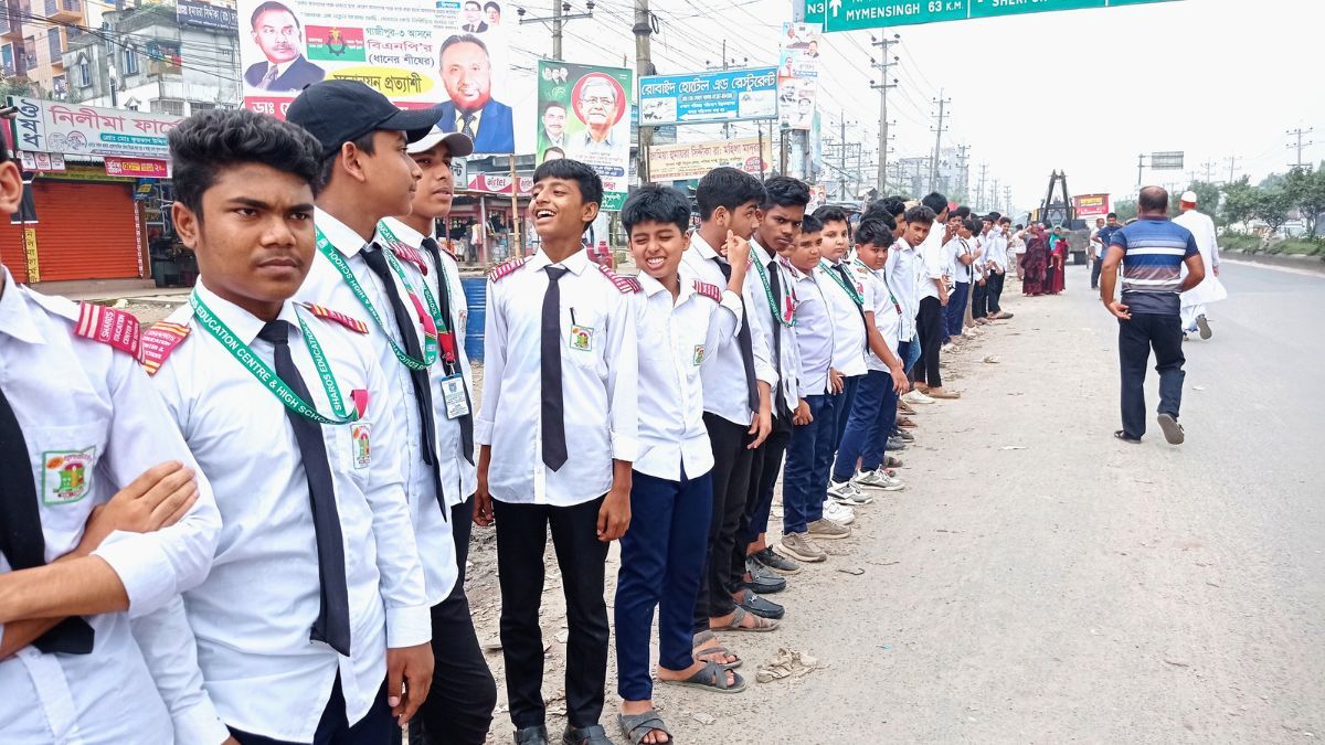 শ্রীপুরে পৃথক স্থানে ফুটওভার ব্রিজ নির্মাণের দাবিতে মানববন্ধন।
