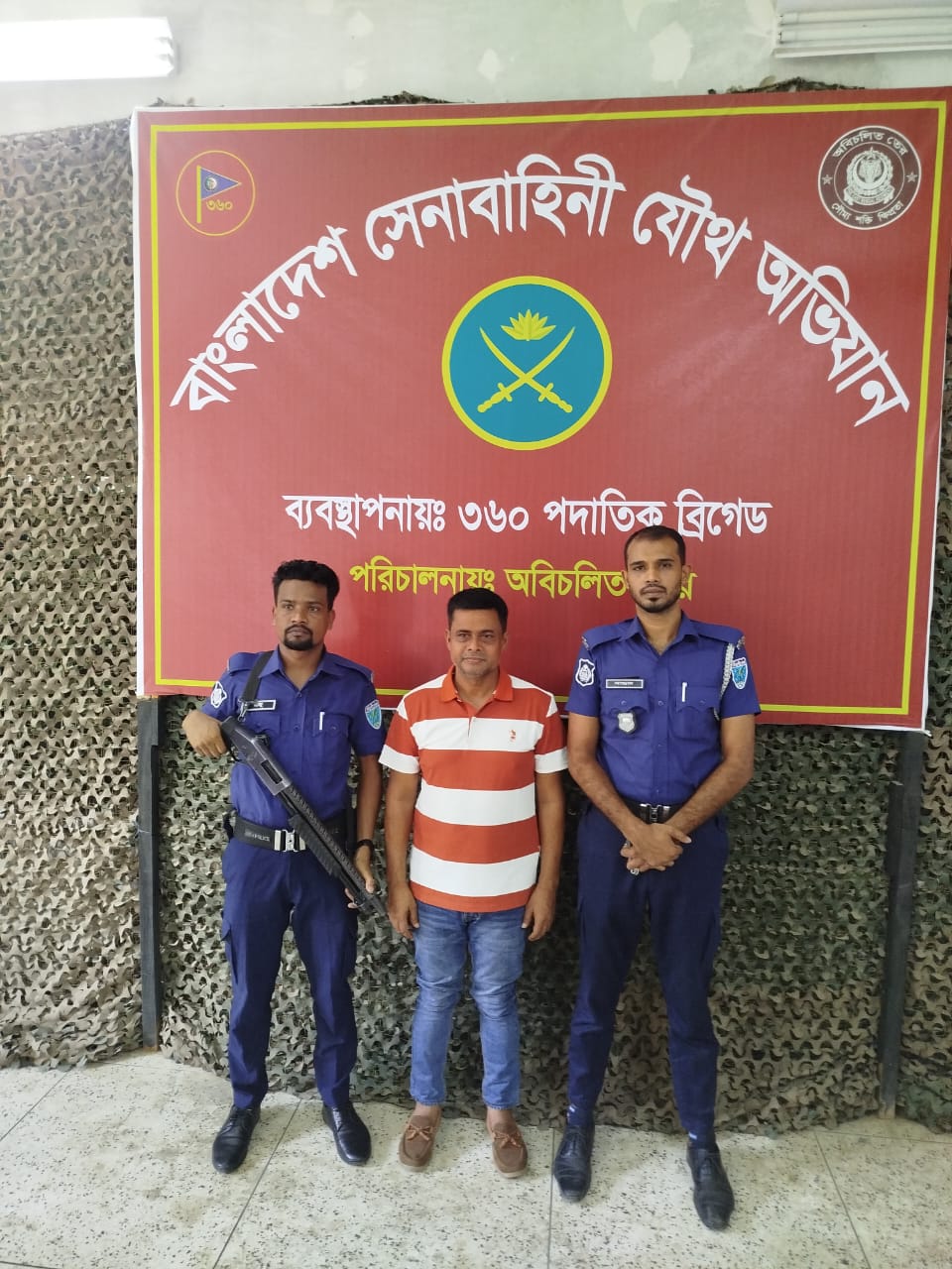 হবিগঞ্জে সেনাবাহিনীর যৌথ অভিযানে চশমা তারেক গ্রেপ্তার