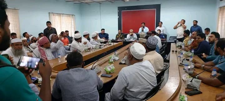 হাটহাজারী উপজেলায় শান্তি ফেরাতে সমঝোতা বৈঠক করেছে উপজেলা প্রশাসন।