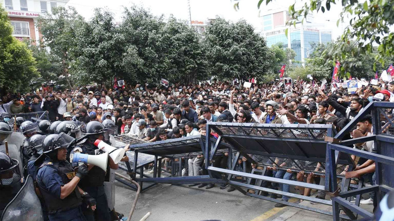 নেপালে ভয়াবহ সহিংসতা : রাজধানী কাঠমান্ডুতে সেনা মোতায়েন, নিহত ৮