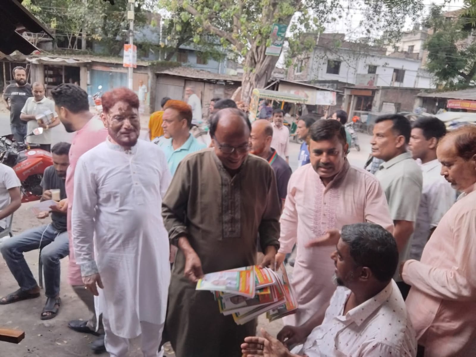 চাঁপাইনবাবগঞ্জে গোলাম জাকারিয়ার গণসংযোগ কার্যক্রমে লিফলেট বিতরণ.