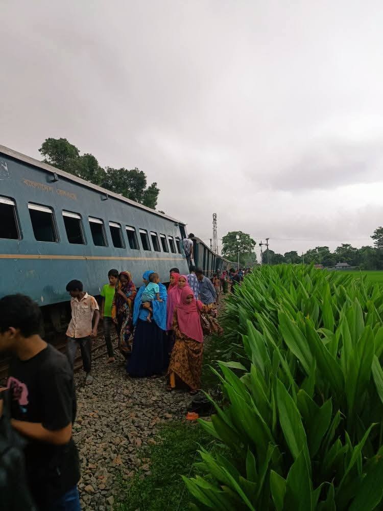 রংপুরের পীরগাছায় ট্রেন লাইনচ্যুত উত্তরাঞ্চলের সাথে রেল যোগাযোগ বন্ধ