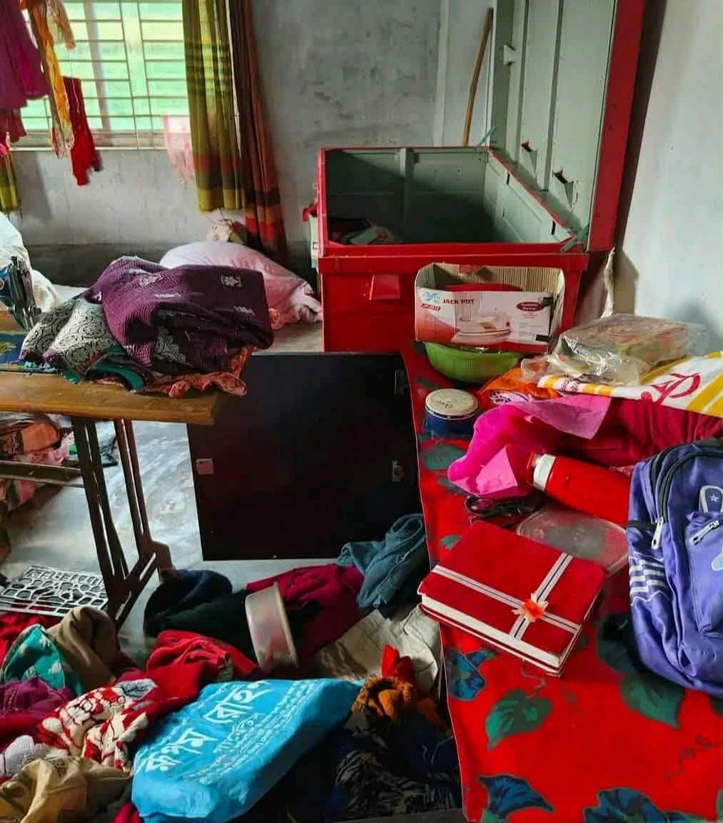 নওগাঁর মহাদেবপুর ১০ নং ভীমপুর রানী পুকুর গ্রামে বিএনপি নেতা আব্দুল হামিদের বাড়ীতে ডাকাতি