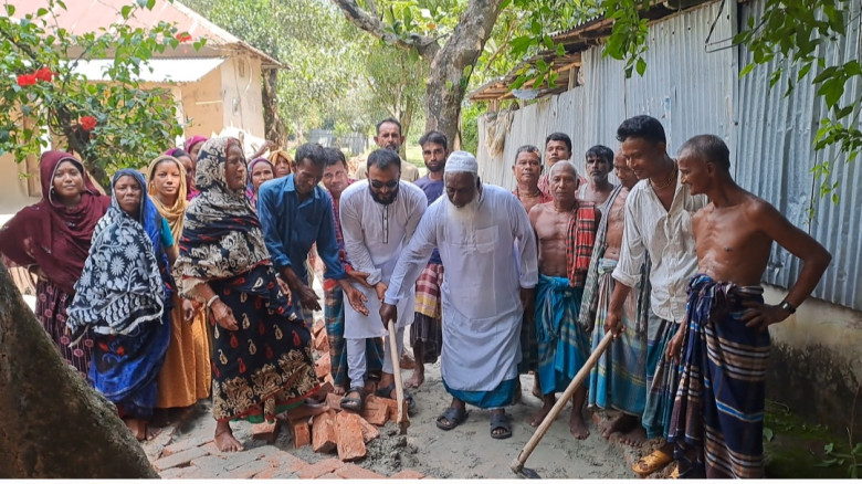 পূজায় রাস্তা উপহার দিলেন ইউএনও।