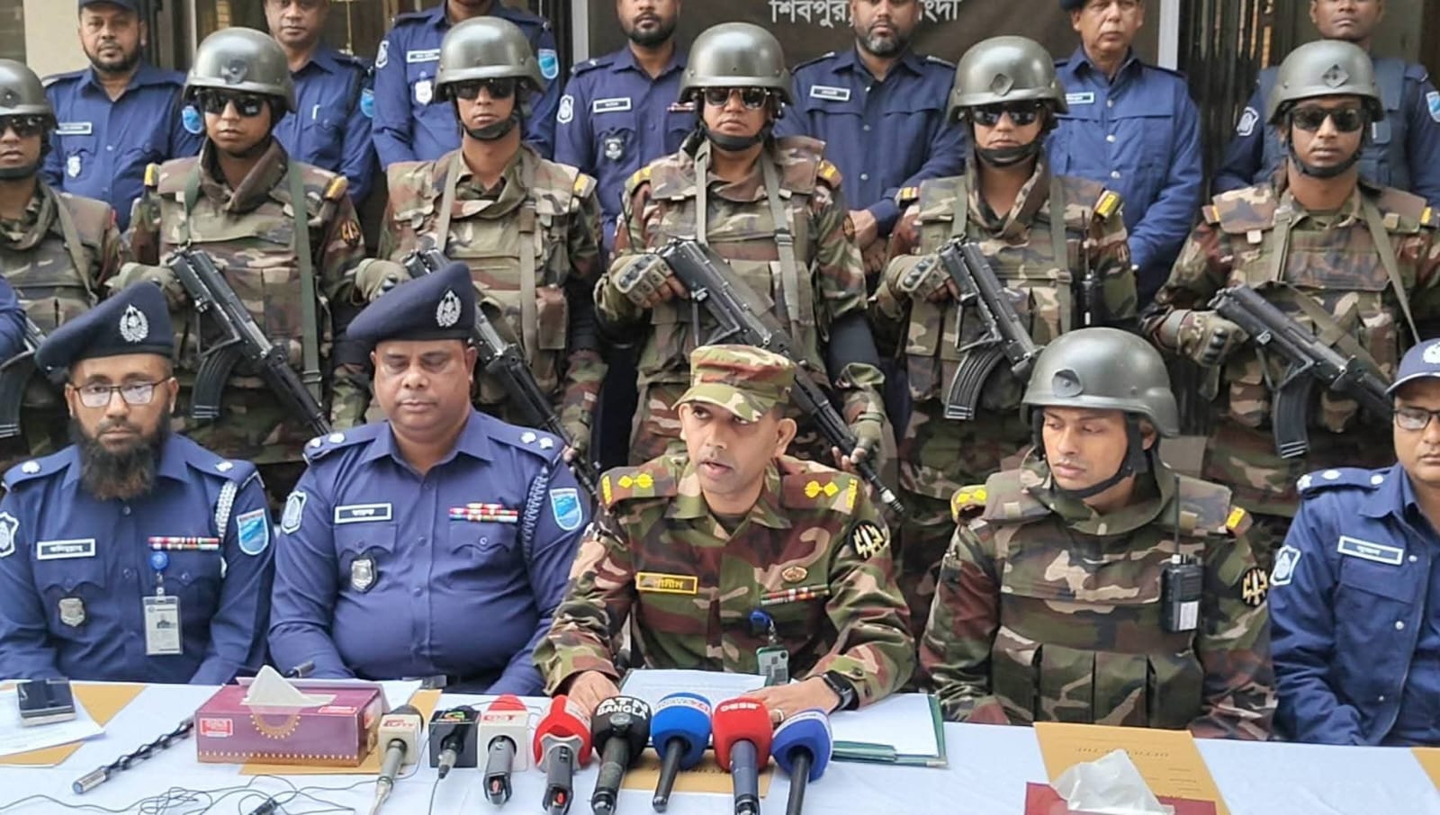 নরসিংদীর শিবপুরে যৌথবাহিনীর অভিযানে বিপুল পরিমাণ অস্ত্র,মাদক ও নগদ অর্থ সহ গ্রেফতার সাত।