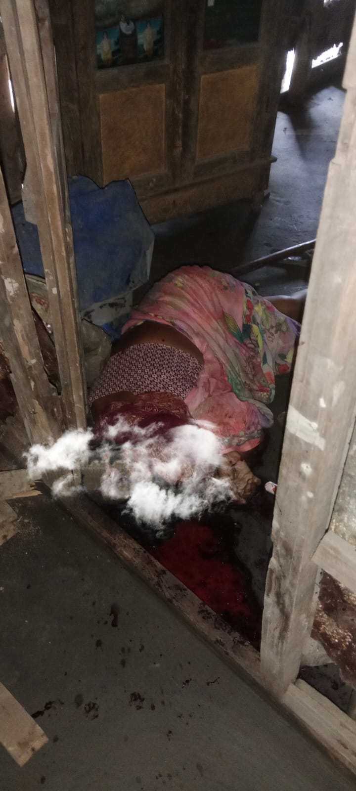 পাইকগাছায় কুপিয়ে বিধবাকে হত্যা! রান্নাঘর থেকে মরদেহ উদ্ধার!!