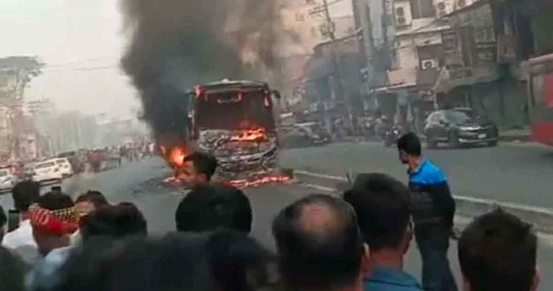 গাজীপুরের বোর্ডবাজার এলাকায় যাত্রীবাহী বাসে আগুন।