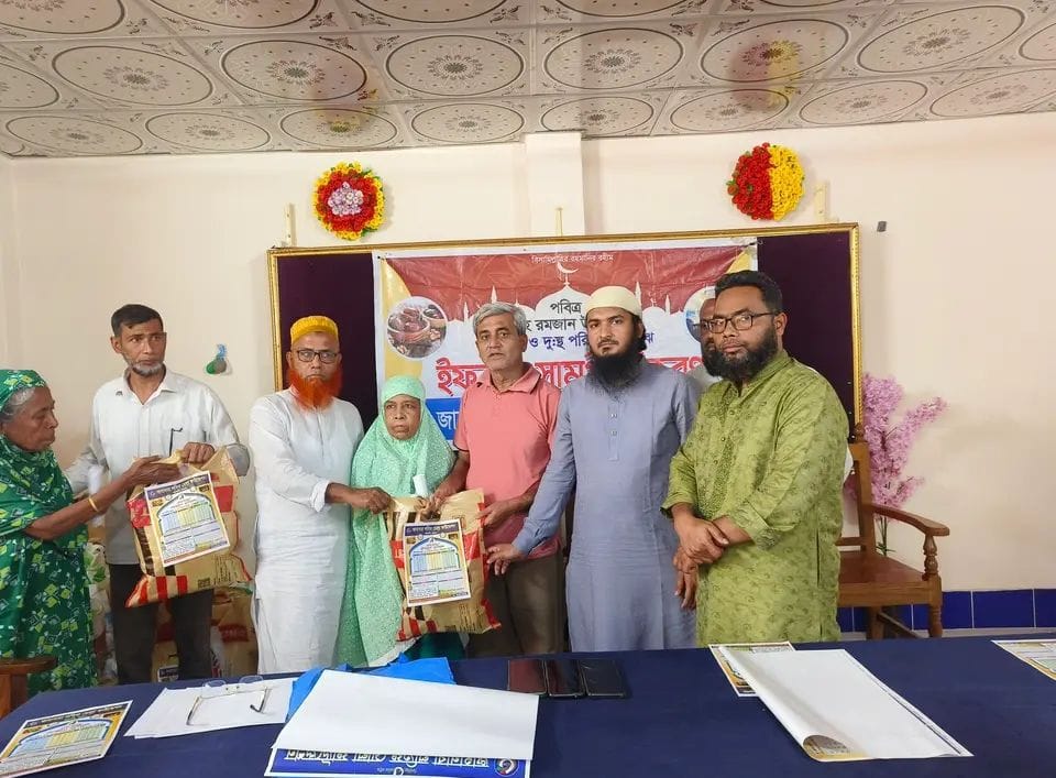 আমতলীতে ৩০০ দরিদ্র পরিবার মাঝে ইফতার সামগ্রী বিতরন