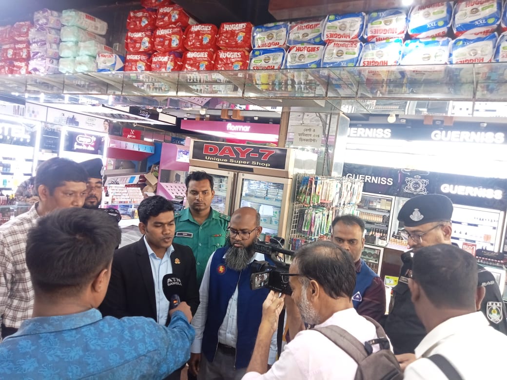খুলনায় বাজার মনিটরিংয়ে র‌্যাবের অভিযান: ২ প্রতিষ্ঠানকে ৬০ হাজার টাকা জরিমানা