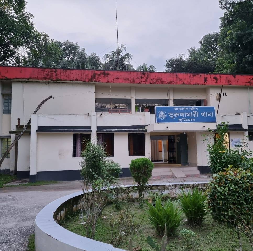 নিজ ঘরে আগুন দিয়ে মামলা করার হুমকি, থানায় অভিযোগ