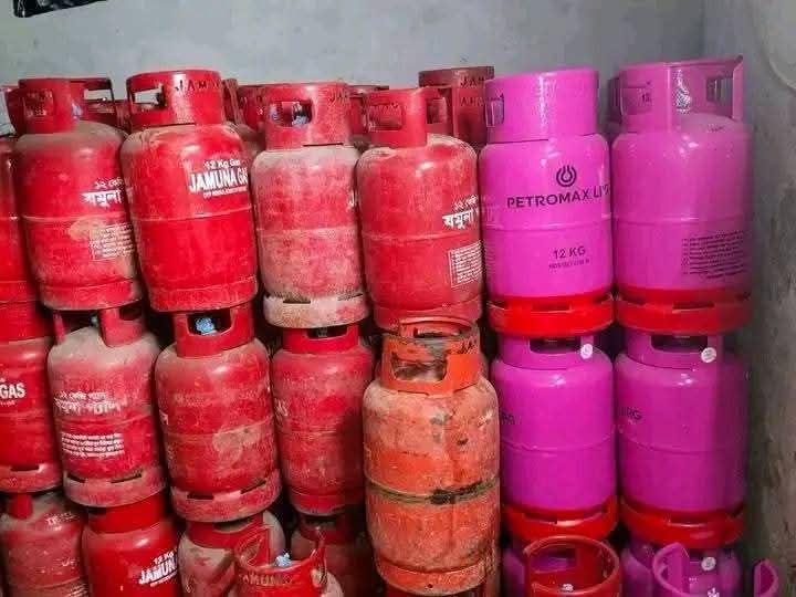 কালিয়াকৈর সরকারি নির্ধারণের দামের চেয়েও বেশি দামে বিক্রি হচ্ছে এলপিজি গ্যাস