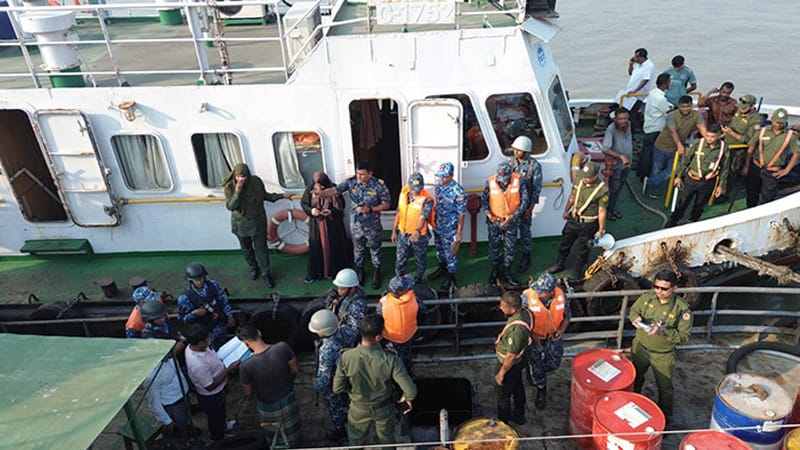 চট্টগ্রামে অবৈধ মজুদ, জাহাজ থেকে ৩৭ হাজার লিটার ডিজেল উদ্ধার