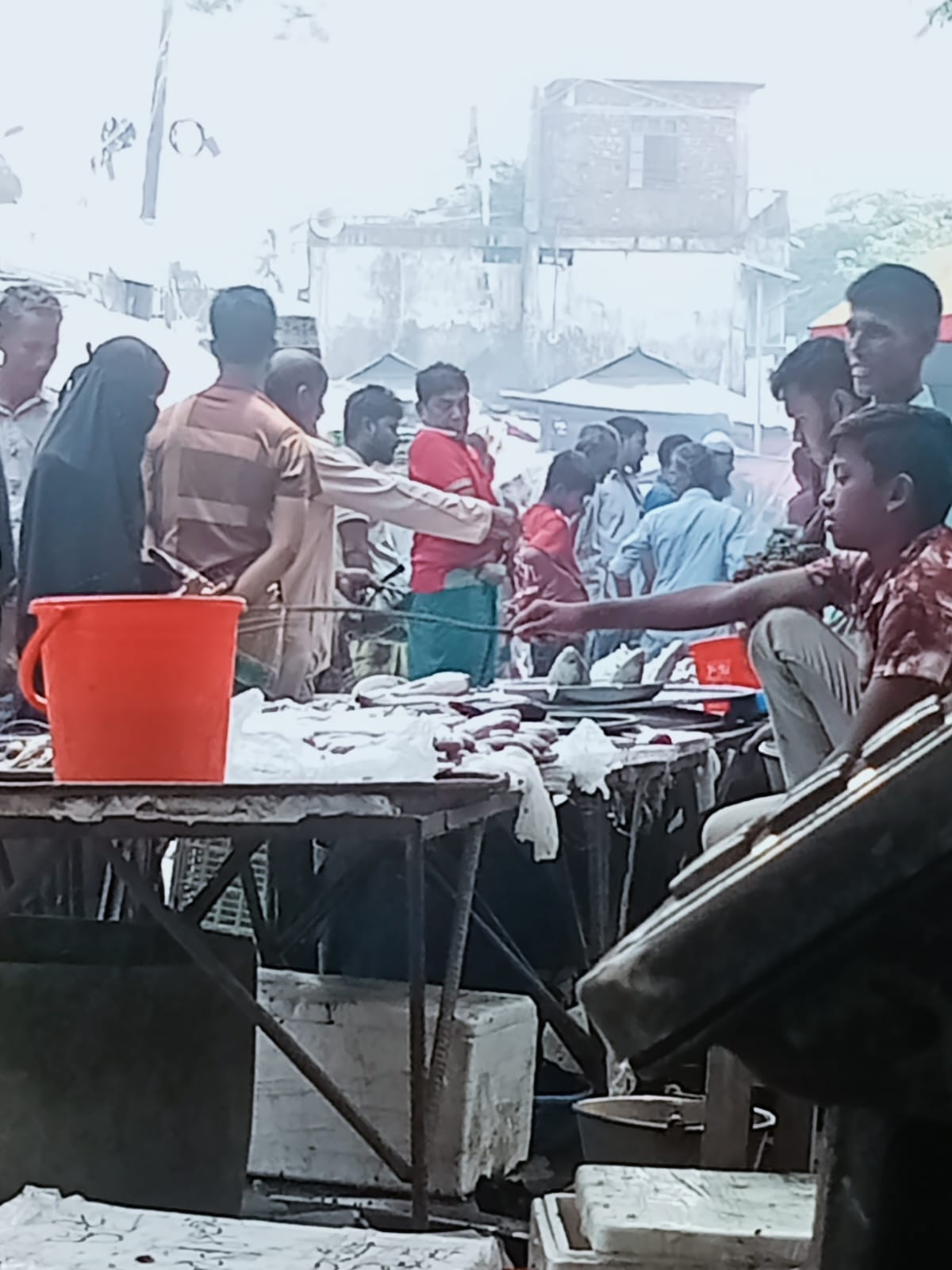 কমলনগর হাজিরহাট বাজারে শেডহীন মাছ বাজার, বর্ষায় চরম ভোগান্তির আশঙ্কা