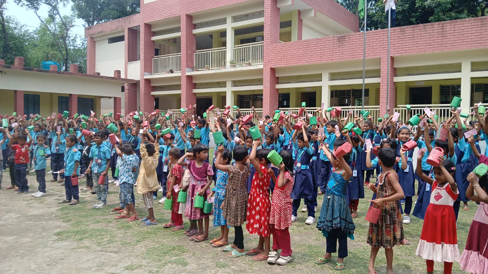 তেতুলিয়ায় শিক্ষার্থীদের মাঝে প্লাস্টিকের ব্যাংক বক্স ও নতুন টাকার নোট উপহার