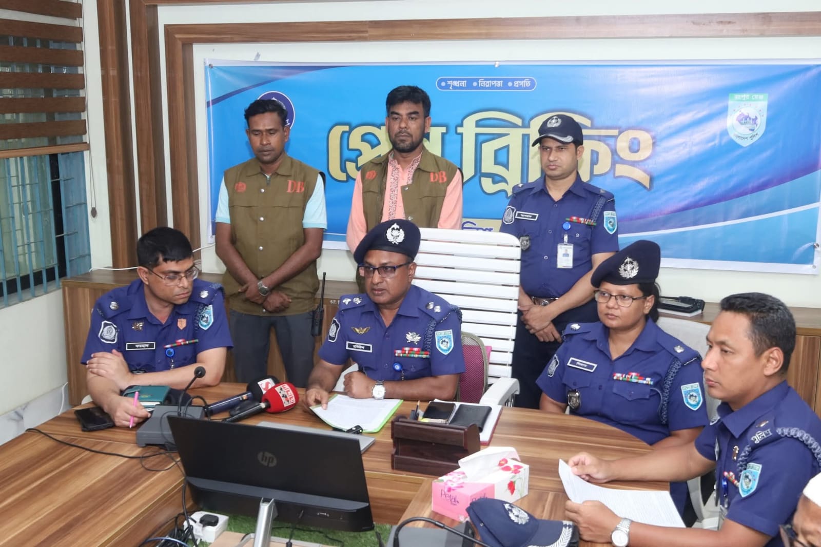 আন্তঃজেলা ডাকাত দলের সক্রিয় ১০ জন ডাকাত সদস্য গ্রেফতারসহ ডাকাতির কাজে ব্যবহৃত  দেশীয় অস্ত্র ও সরঞ্জামাদি উদ্ধার এবং মাইক্রোবাস আটক