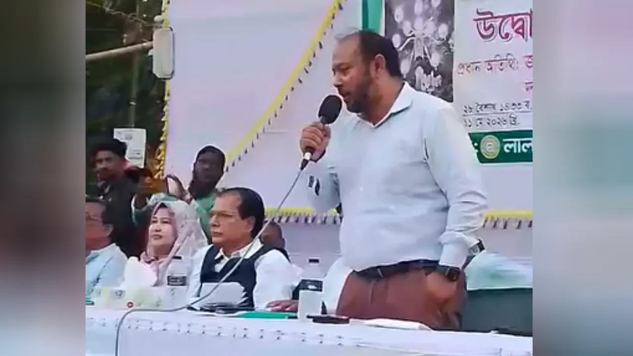 পৌনে ২ মিনিটের বক্তব্যে মন্ত্রীকে ৪৯ বার ‘স্যার’ বললেন পৌর প্রশাসক