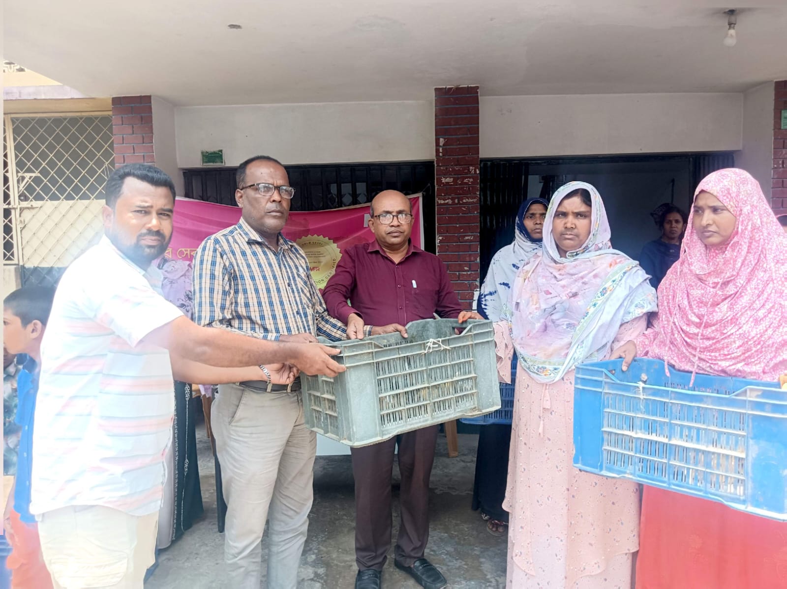 চাঁপাইনবাবগঞ্জের ভোলাহাট মোবারক পুর ব্র্যাক শাখা উদ্যোগে ৩৪ টি হতদরিদ্র পরিবারের মাঝে হাঁসের বাচ্চা বিতরণ,