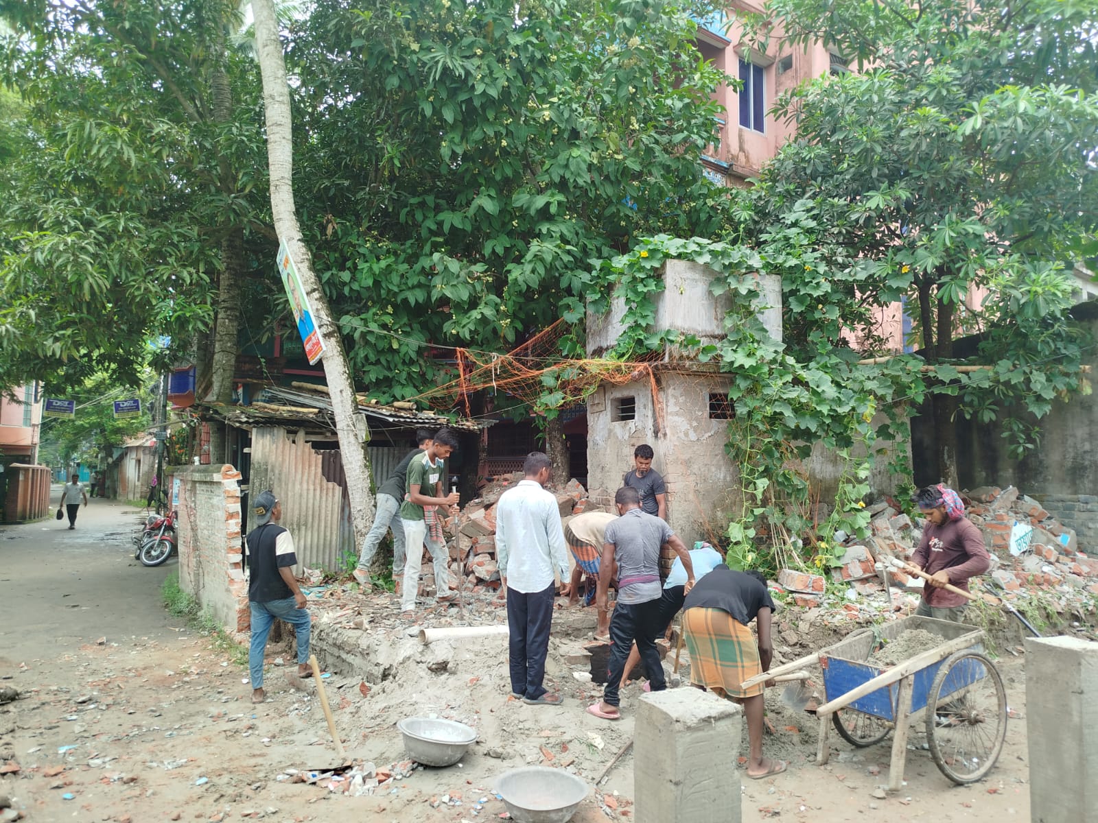 গণ-আবেদনের মুখে দেয়াল অপসারণ, গোপালগঞ্জে উন্মুক্ত হলো জননী সার্জিক্যাল ক্লিনিকসংলগ্ন রাস্তা