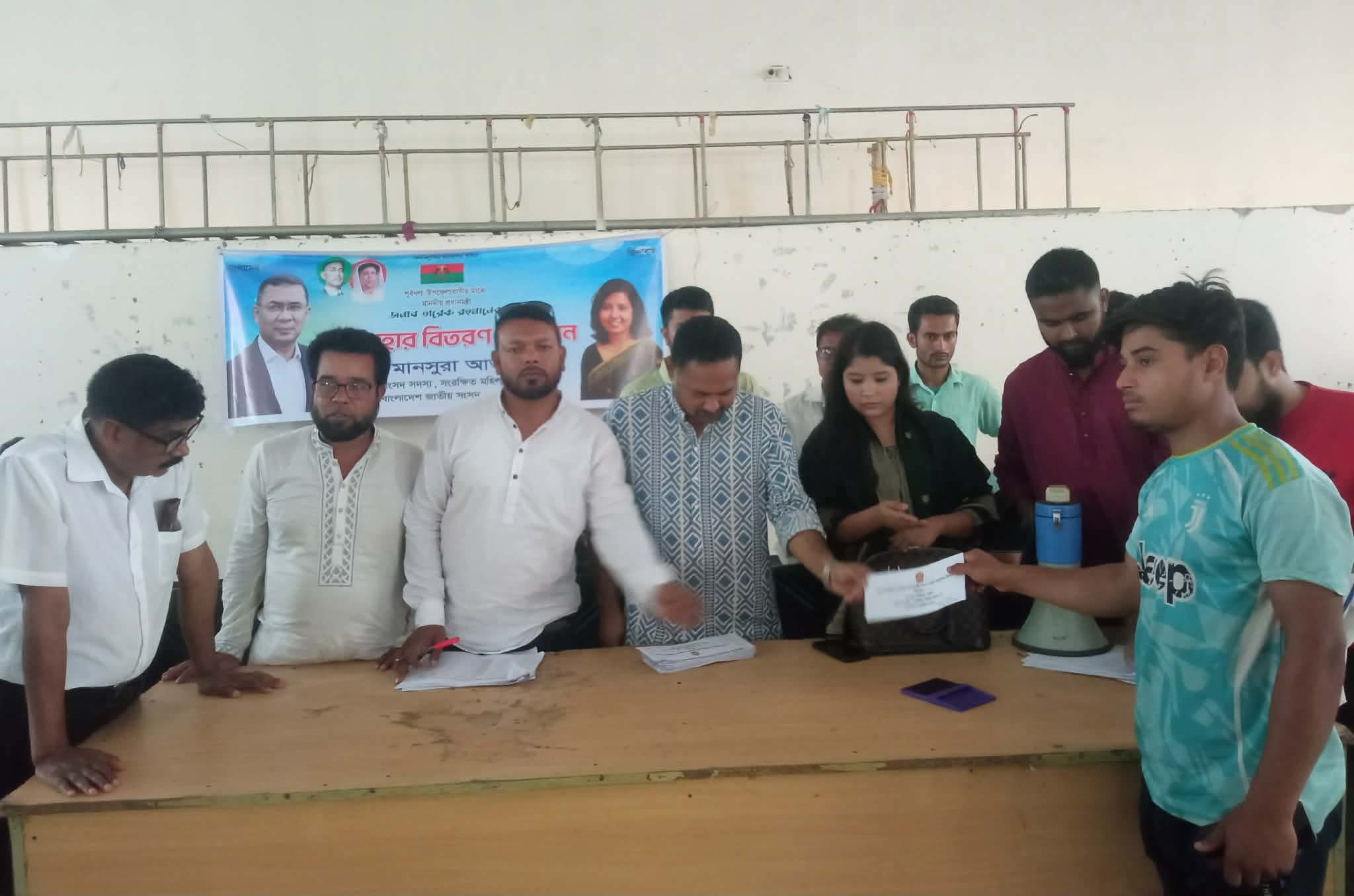 পূর্বধলায় এমপি মানসুরা আক্তারের উদ্যোগে প্রধানমন্ত্রীর ত্রাণ তহবিলের উপহার বিতরণ