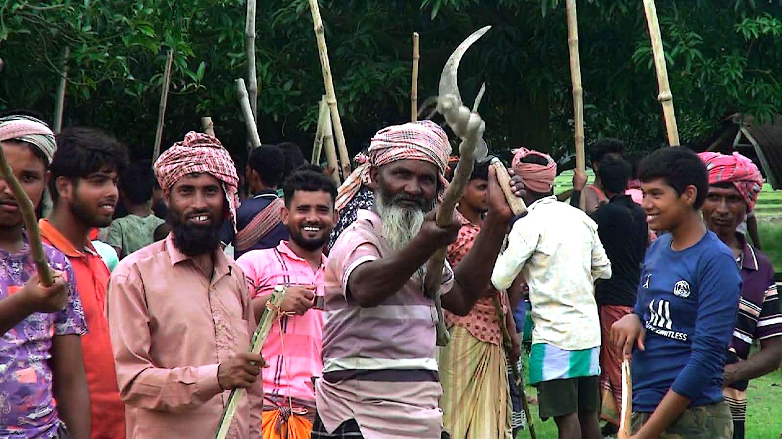 চাঁপাইনবাবগঞ্জে পদ্মা নদী থেকে বালু উত্তোলনে লাঠিসোঁটা নিয়ে এলাকাবাসীর বাঁধা