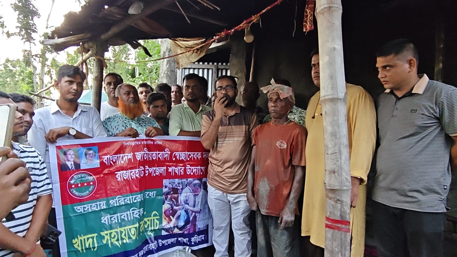রাজারহাট স্বেচ্ছাসেবকদলের “আহ্বায়ক” আনিছুর রহমান লিটনের নেতৃত্বে স্বেচ্ছাসেবকদলের খাদ্য সহায়তা