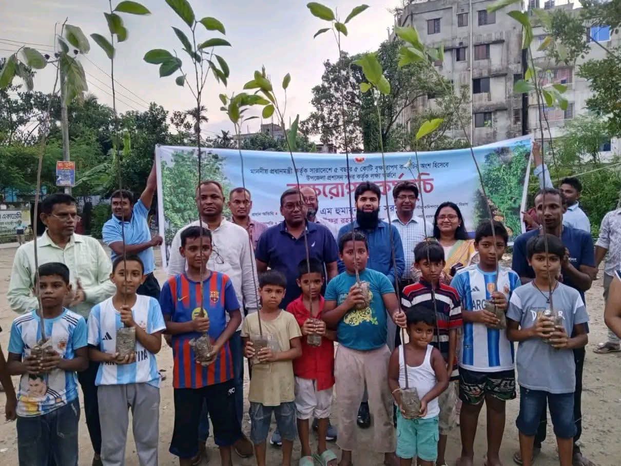 ময়মনসিংহ সদরে সরকারি খাস জমিতে বৃক্ষরোপণ কর্মসূচি উদ্বোধন