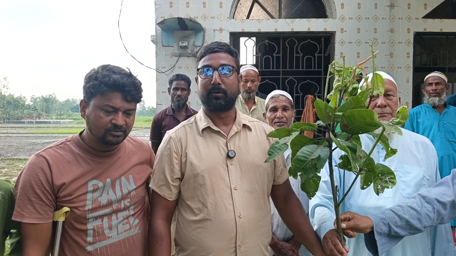 বৃক্ষরোপণ করে তারাগঞ্জে সাবেক সেনা সদস্য আমির আলীর নির্বাচনী প্রচারণা শুরু