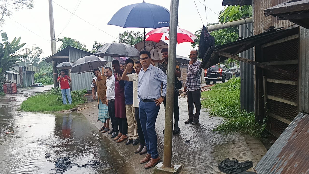 গোপালগঞ্জে অতিবৃষ্টিতে ঘরবাড়ি জলমগ্ন, ক্ষতিগ্রস্তদের ত্রাণ দিল টুঙ্গিপাড়া পৌরসভা