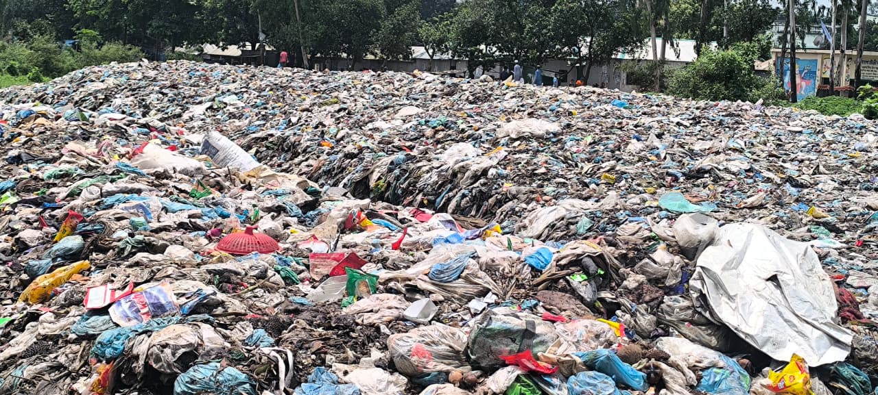 কালিয়াকৈরে পৌরসভায় বর্জ্য ব্যবস্থাপনায় ছড়াচ্ছে নানা ধরনের রোগব্যাধি, পৌরবাসির বিক্ষোভ