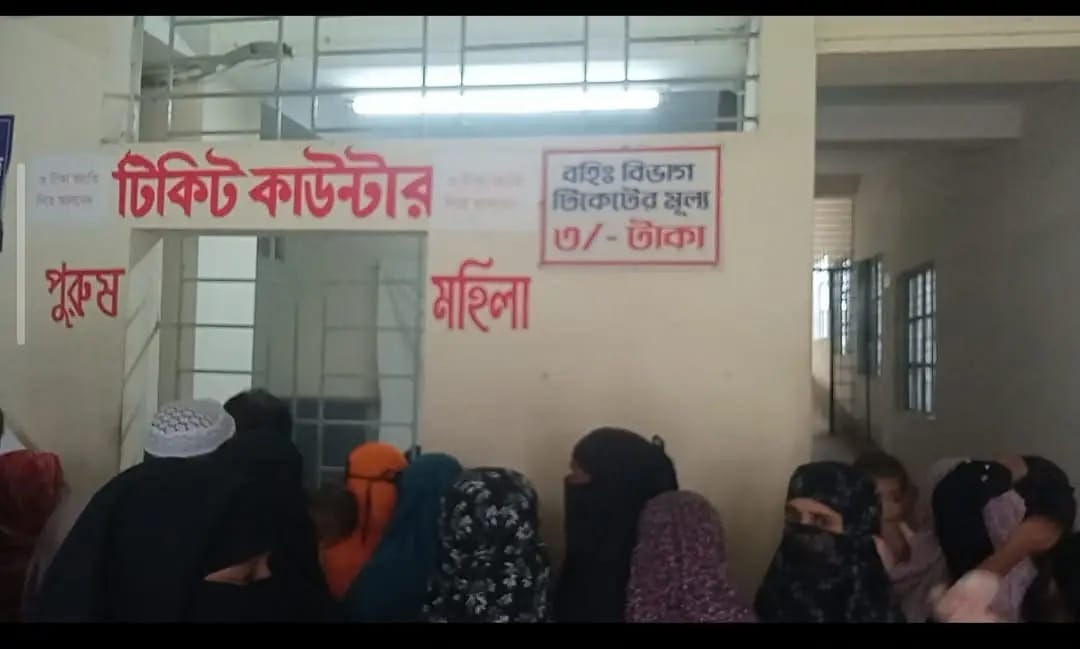পূ্র্বধলা স্বাস্হ্য কমপ্লেক্সে সাদা কাগজে সিল মেরে ৩ টাকার টিকিট ৫ টাকা আদায়