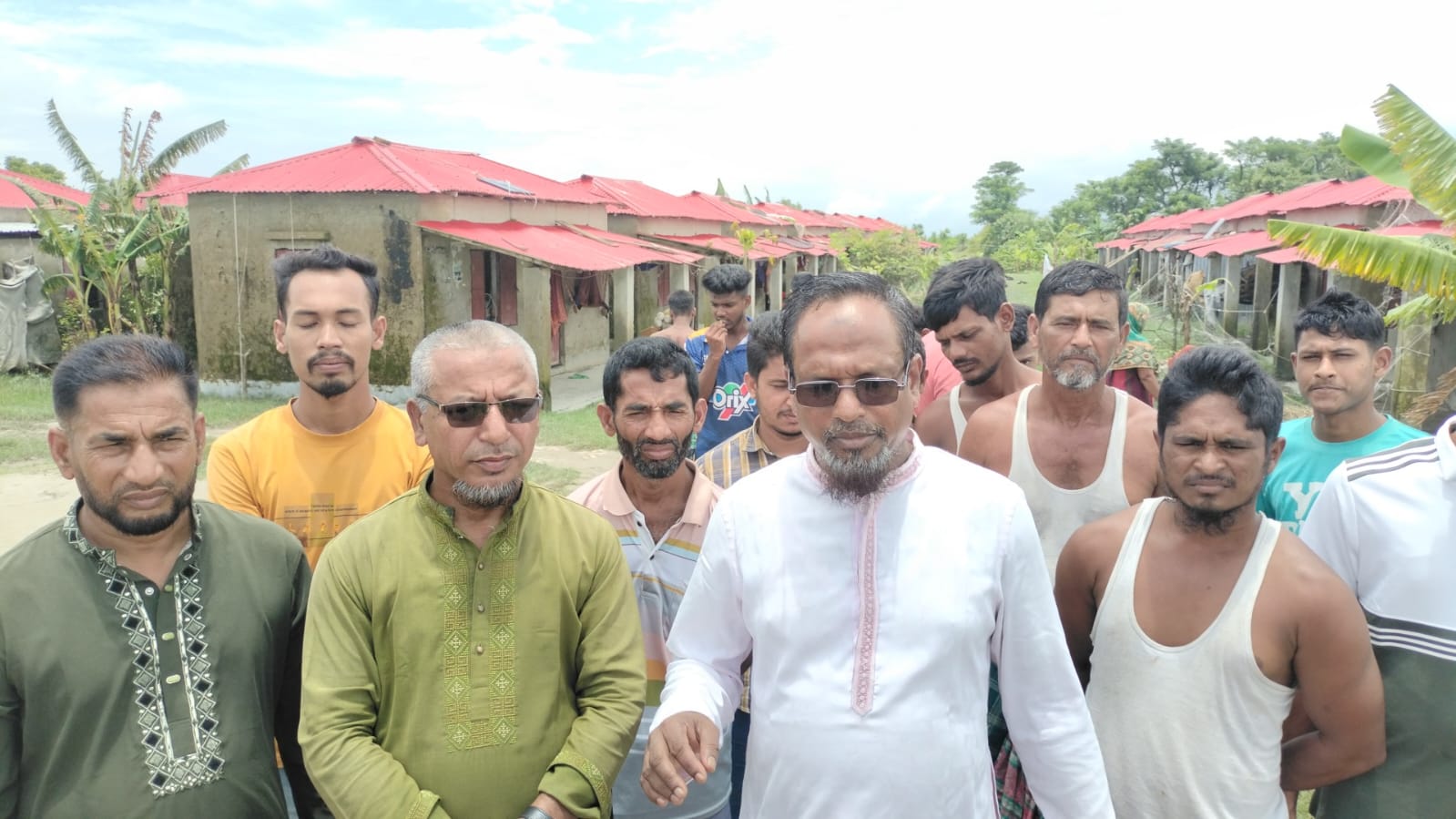 জোয়ারের পানিতে ক্ষতিগ্রস্ত এলাকা পরিদর্শনে মনপুরা উপজেলা যুবদল নেতারা