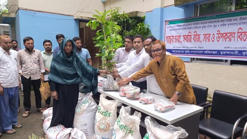 ভূরুঙ্গামারীতে বিনামূল্যে কৃষি উপকরণ পেলেন ১৪১০ কৃষক