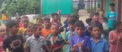 শিক্ষক না আসায় লাঠিসোঁটা হাতে শিক্ষার্থীদের অভিনব প্রতিবাদ