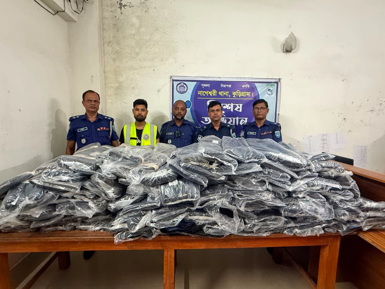 নাগেশ্বরী থানা পুলিশের অভিযানে ২৫ লাখ টাকার ভারতীয় চোরাই প্যান্ট পিস জব্দ, দুটি মামলা
