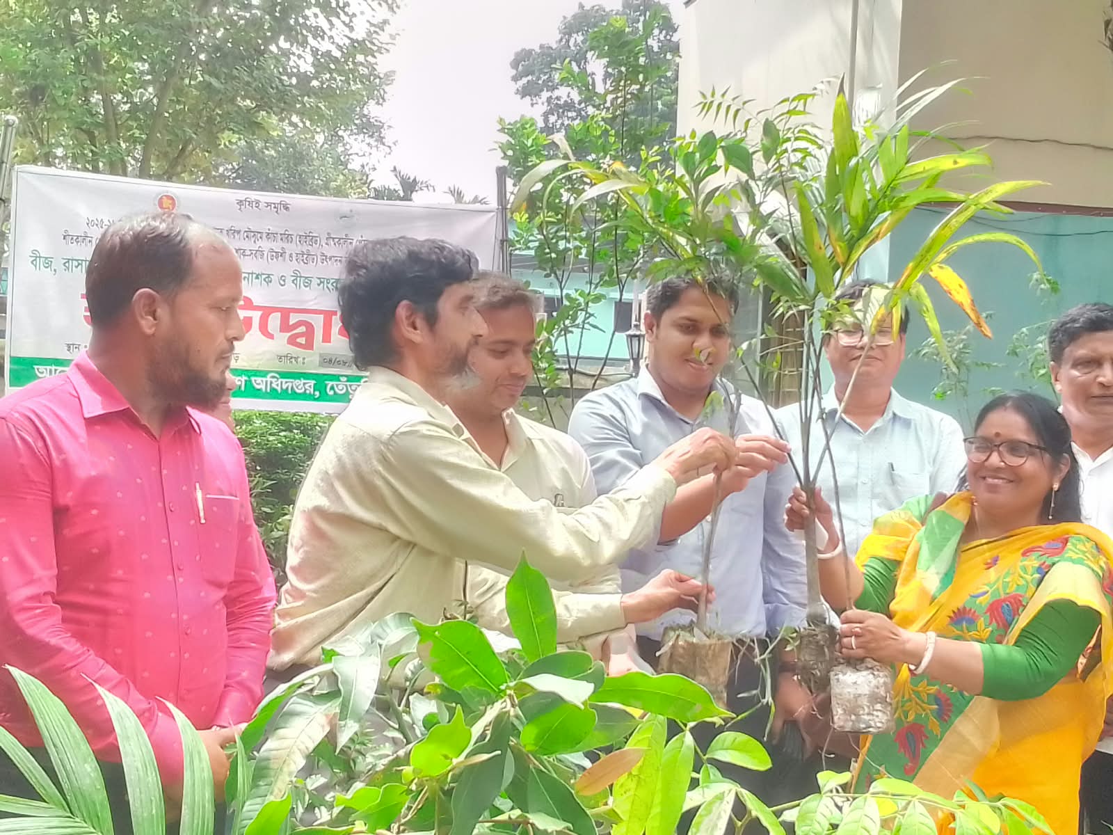তেঁতুলিয়ায় শিক্ষা প্রতিষ্ঠানে শিক্ষার্থীদের মাঝে ফলদ, বনজ ও ঔষধি গাছের চারা বিতরনের শুভ উদ্ধোধন