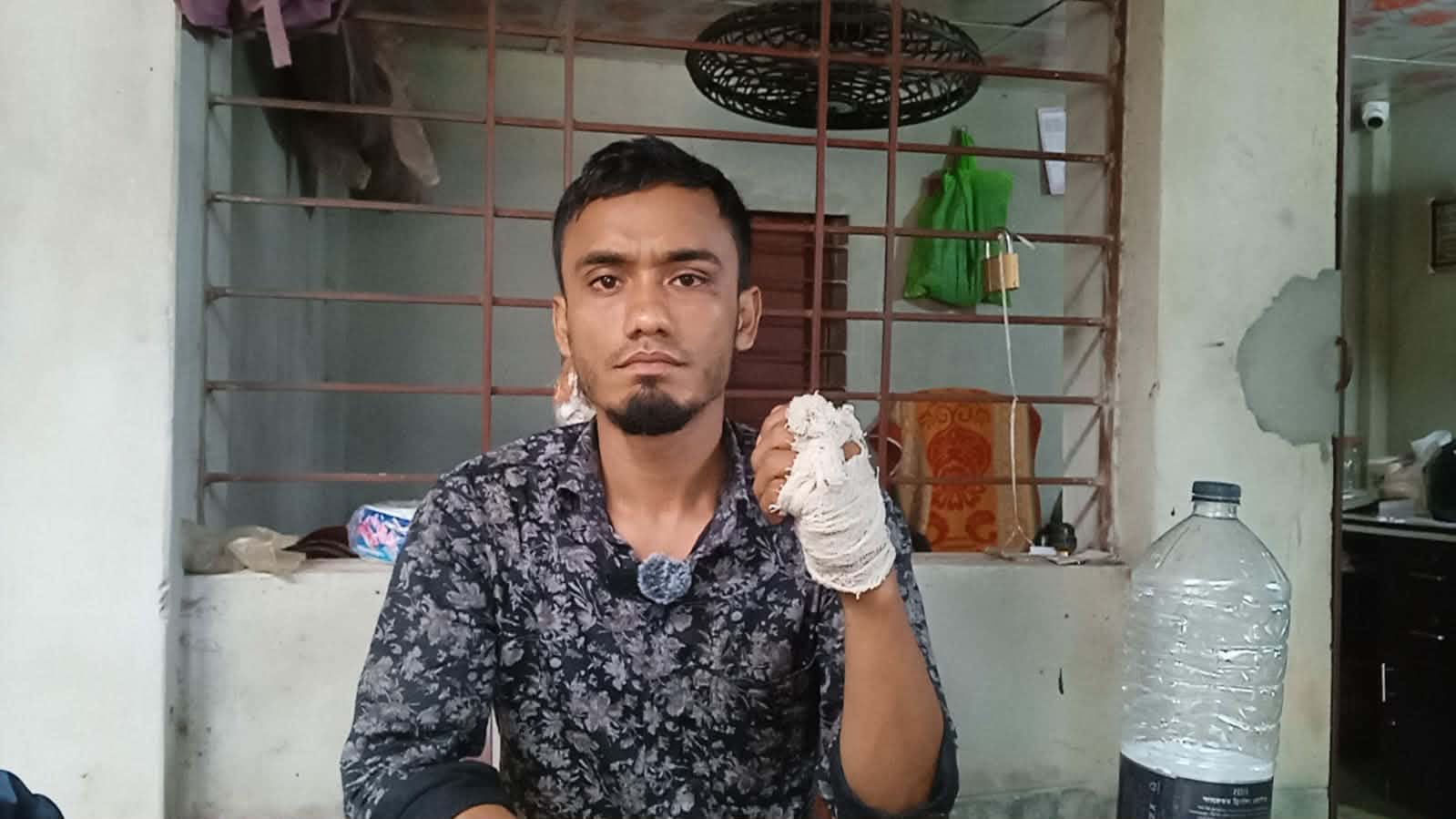 নওগাঁয় ফল ব্যবসায়ীকে হাতুড়ি-হেলমেট পেটা করে ক্যাশ বক্সের সাড়ে ৫ লাখ টাকা ছিনতাই, থানায় লিখিত অভিযোগ
