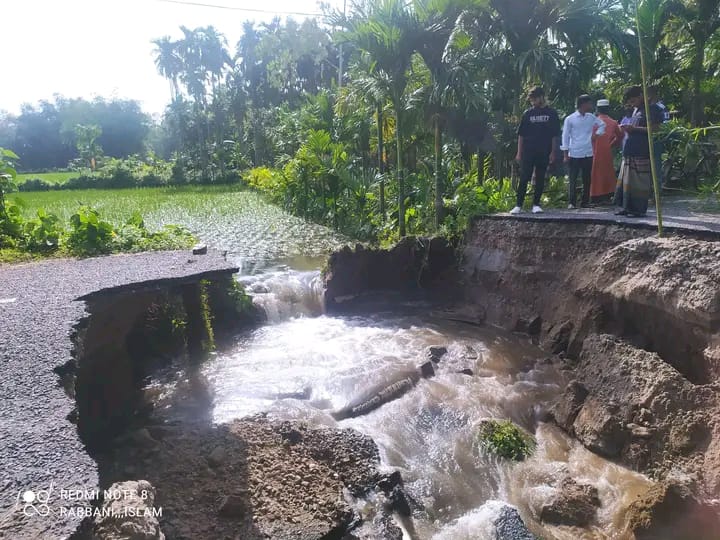 পাটগ্রামের দহগ্রামে তিস্তার আকষ্মিক বন্যায় আঞ্চলিক সড়ক ভেঙ্গে যোগাযোগ বিছিন্ন।।