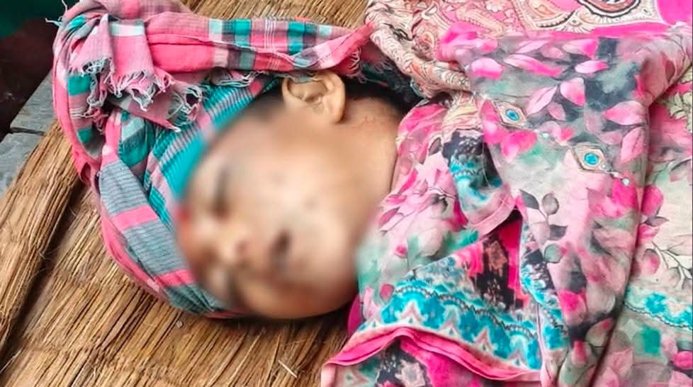 কালীগঞ্জে বাবা-মায়ের সঙ্গে মৃত বাড়ি যাচ্ছিল শিশুটি, ট্রাকের ধাক্কায় ছিটকে পড়ে মৃত্যু