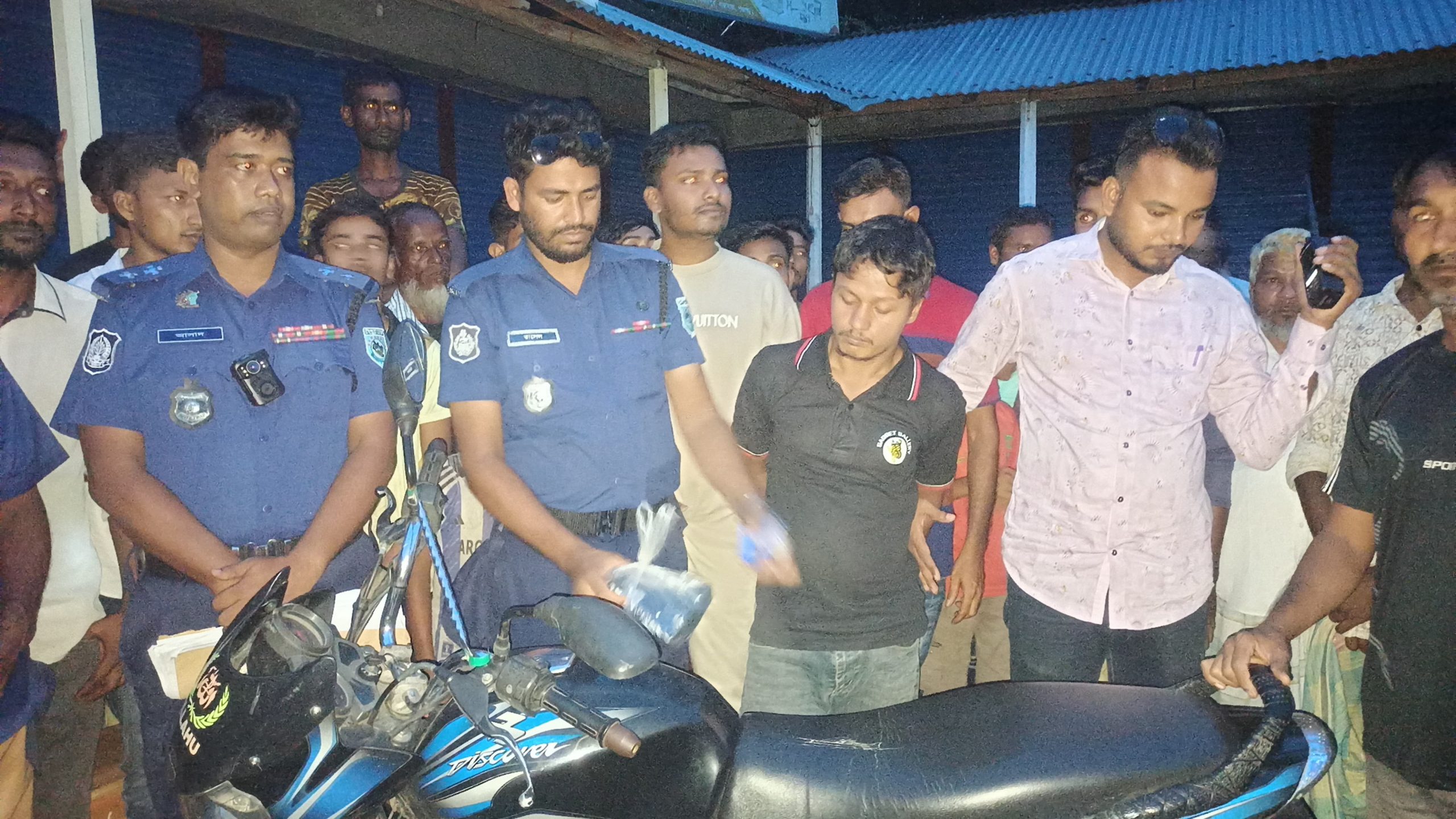 পঞ্চগড়ে ২১৮ পিছ ইয়াবা সহ মাদক ব্যবসায়ীকে পুলিশে দিল মাদক নির্মূল কমিটি