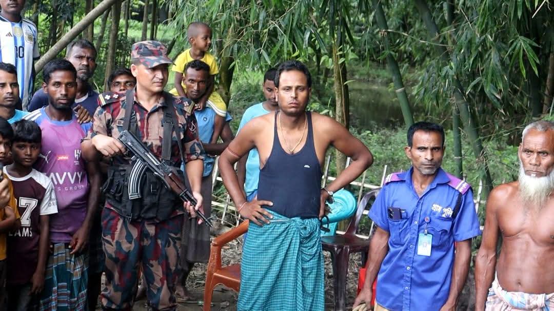 সীমান্তে বৃদ্ধকে ধরে নিয়ে যাওয়ার অভিযোগে দীপঙ্কর গোপ নামে ভারতীয়ে ধরে নিয়ে এসেছে