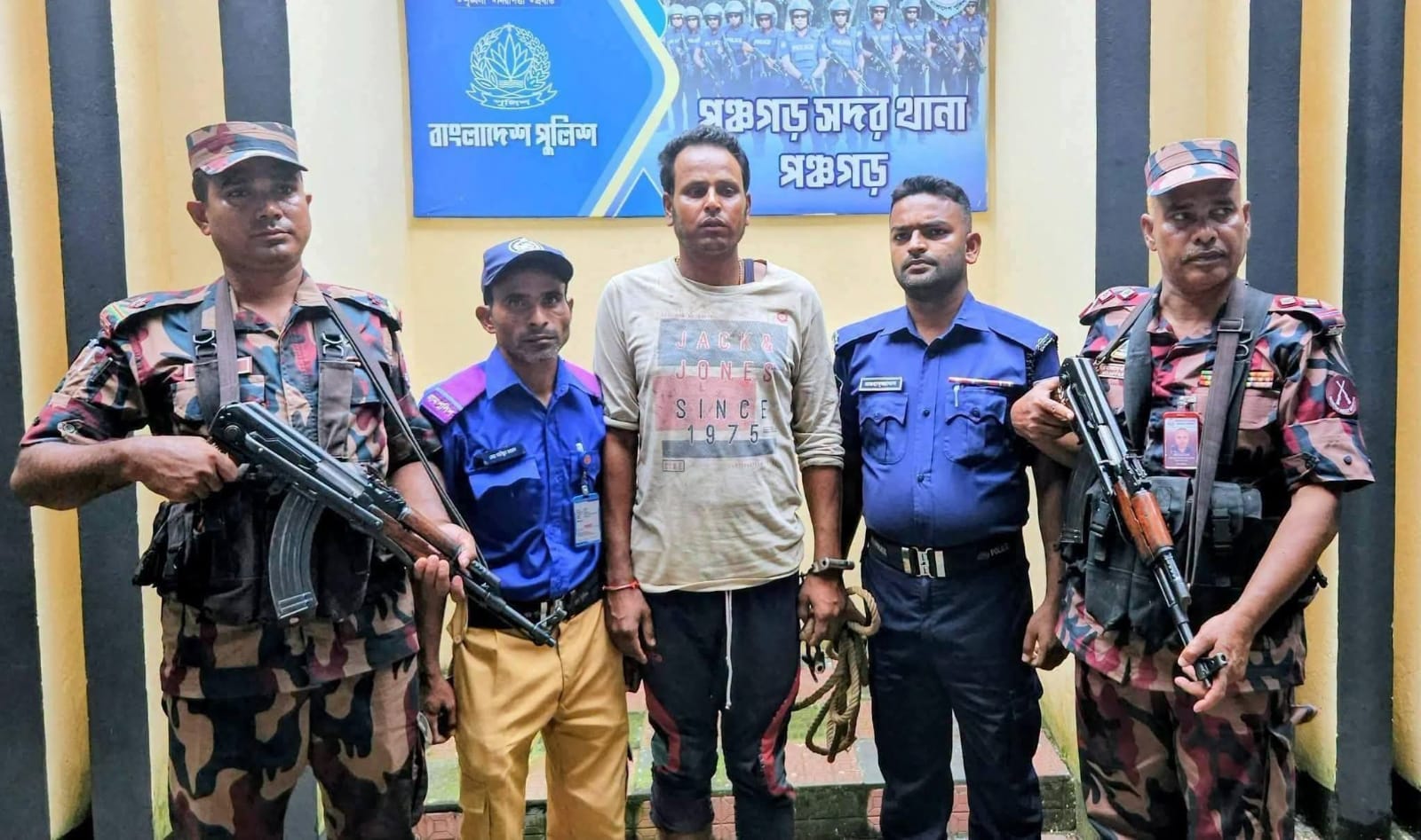 ভারতীয় নাগরিকে অবশেষে পঞ্চগড় সদর থানা পুলিশের কাছে হস্তান্তর করেছে বিজিবি