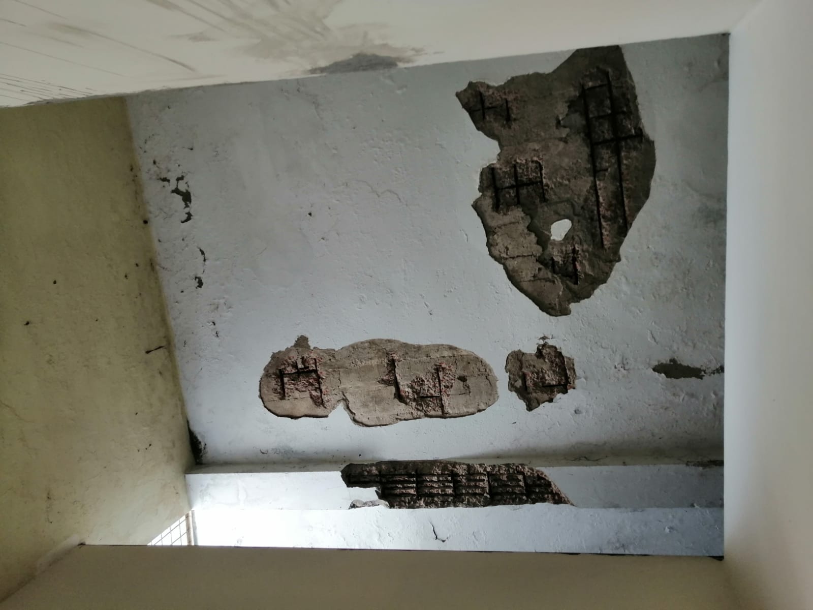 বদলগাছী স্বাস্থ্য কমপ্লেক্সে ছাদে ফাটল, খসে পড়ছে পলেস্তারা