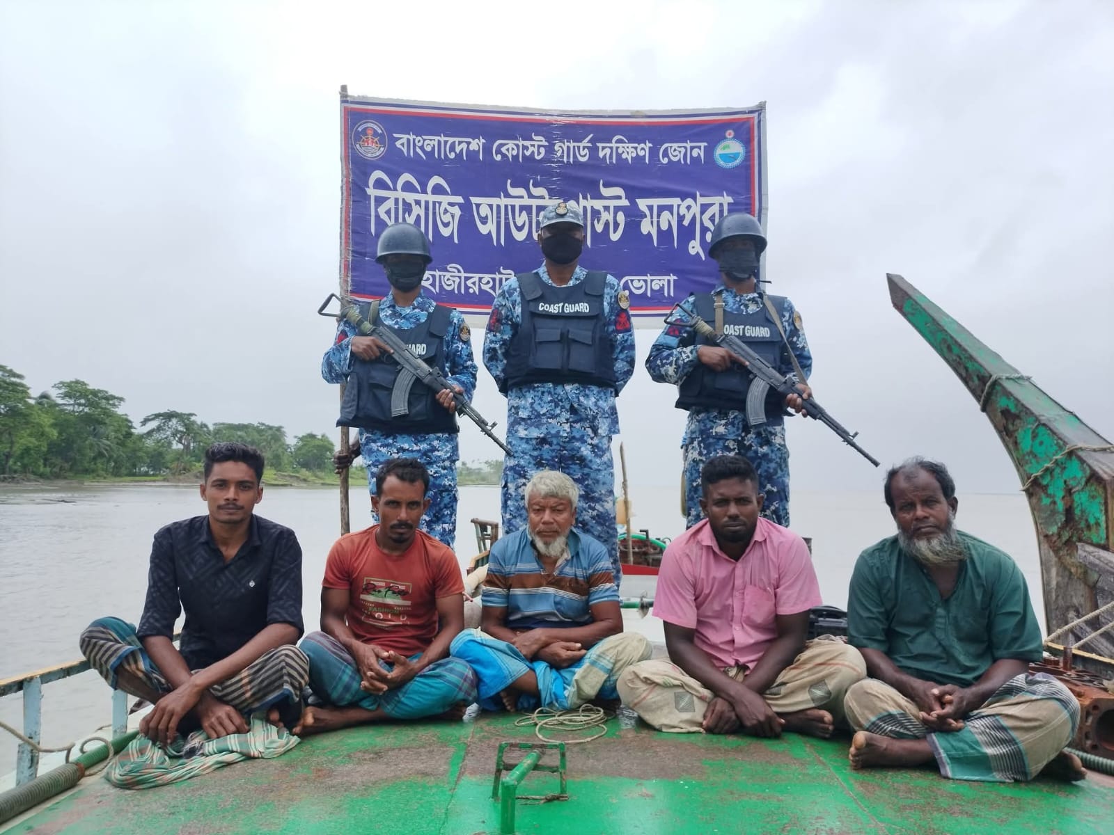 মনপুরায় অবৈধভাবে বালু উত্তোলন, ড্রেজার-বাল্কহেডসহ ৫ জন আটক