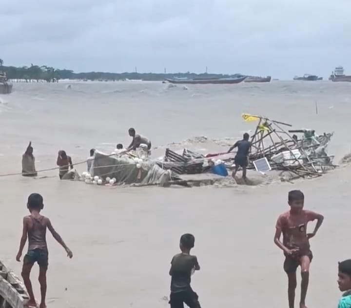বৈরী আবহাওয়ায় হাতিয়ায় ৩ মাছধরা ট্রলার ডুবি