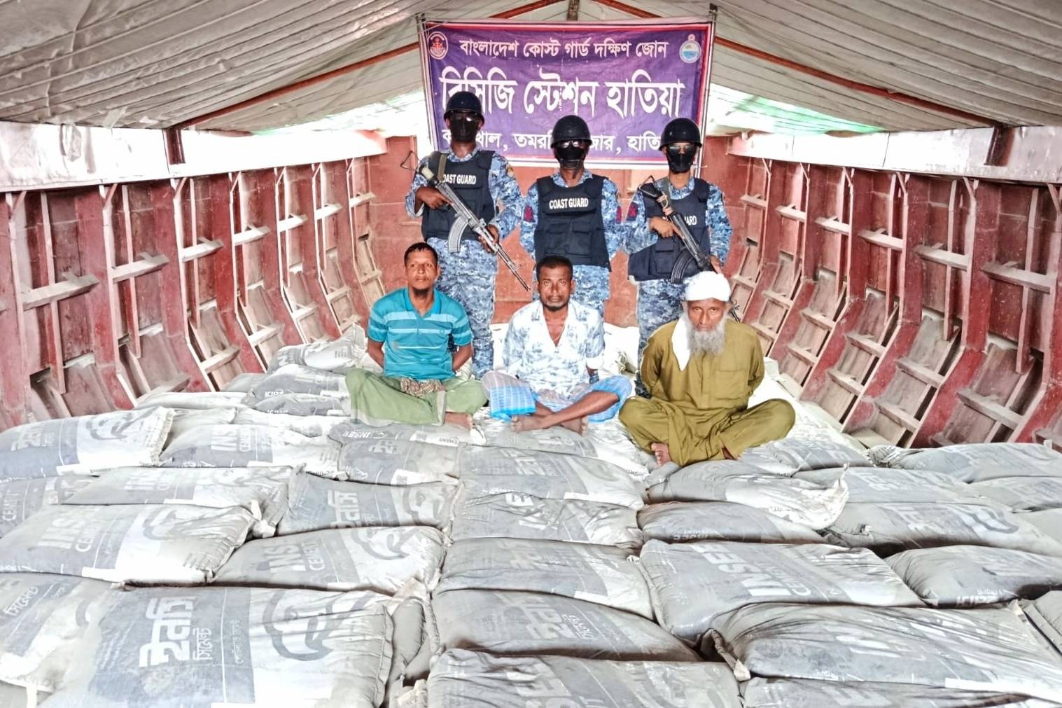 মায়ানমারে পাচারের সময় ১ হাজার ৩৬০ বস্তা সিমেন্টসহ ৩ পাচারকারী আটক