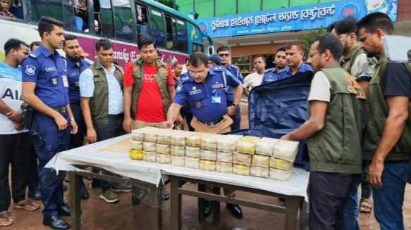 কুমিল্লায় ডিবি পুলিশের অভিযানে বিলাসবহুল প্রাডো গাড়ি থেকে ৩ লাখ ইয়াবা উদ্ধার, আটক-২