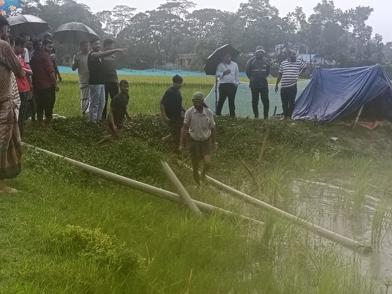 কুমিল্লা বরুড়ায় ঝড়-বৃষ্টি মাথায় নিয়ে মাটি খেকুদের বিরুদ্ধে ব্যবস্থা নিতে ছুটে গেলেন ইউএনও