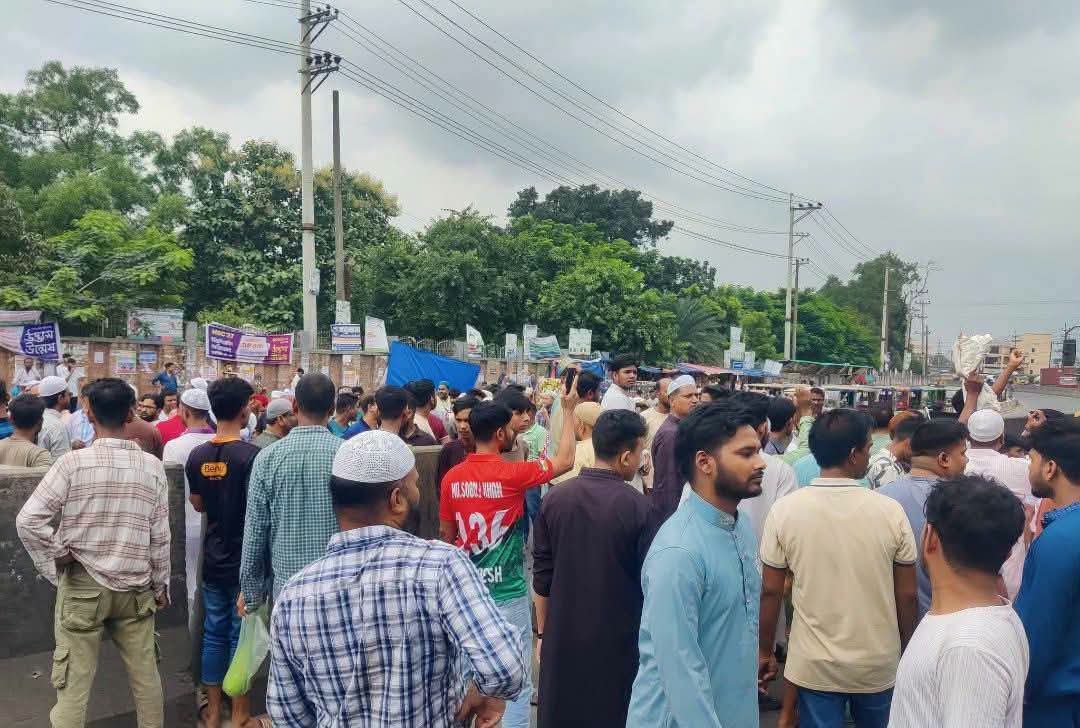 কালিয়াকৈরে মৌচাক এলাকায় মহাসড়কে দুর্ঘটনা এড়াতে ফুটওভার ব্রিজের নির্মাণের দাবিতে অবরোধ ও বিক্ষোভ স্থানীয় বাসিন্দারা
